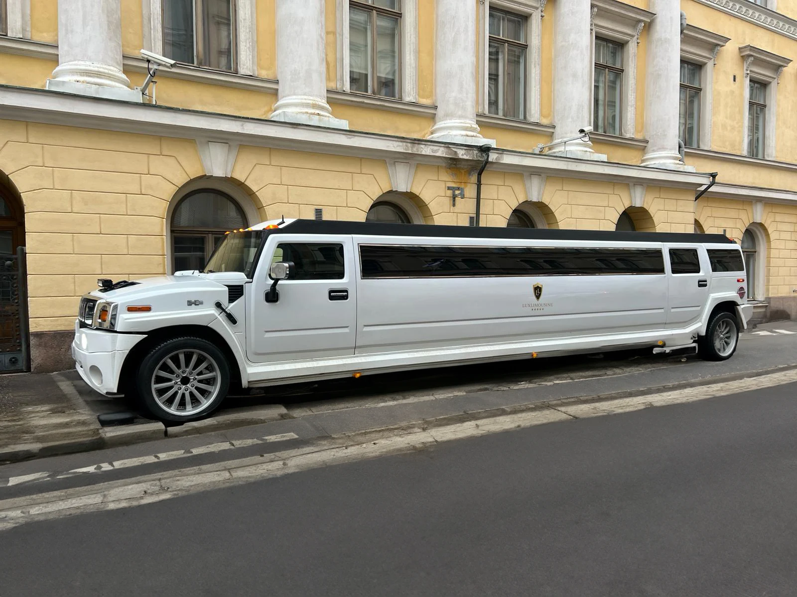 Hummer H2 1 -limusiini ulkoa