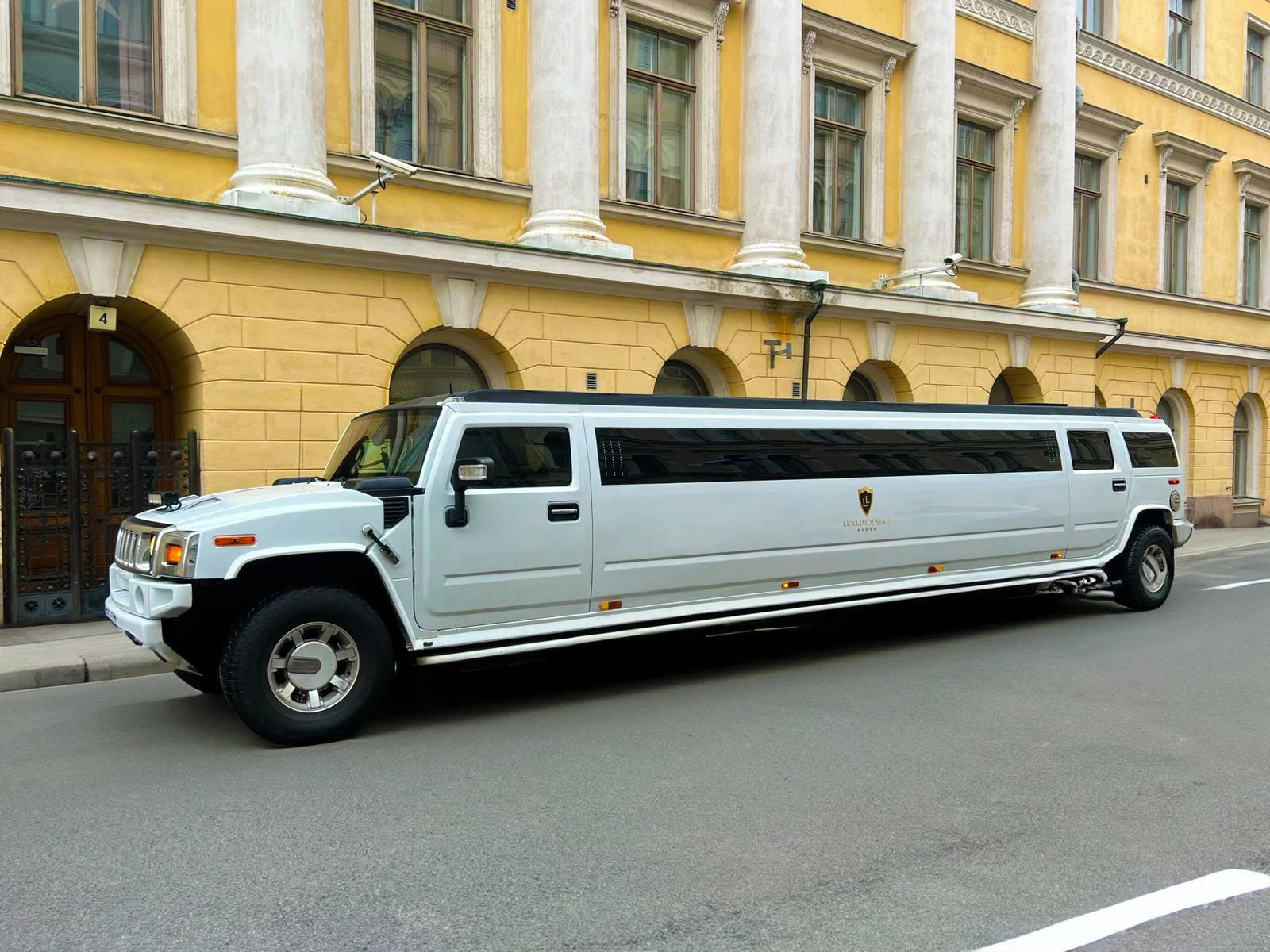 Hummer H2 2 -limusiini ulkoa