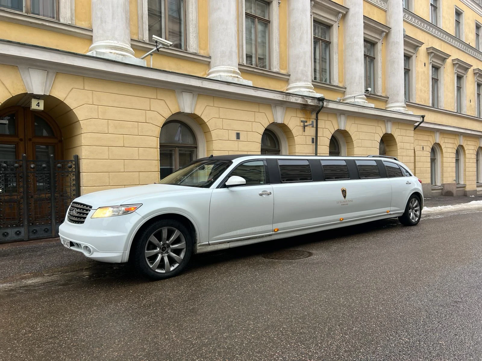 Infiniti FX45 -limusiini ulkoa