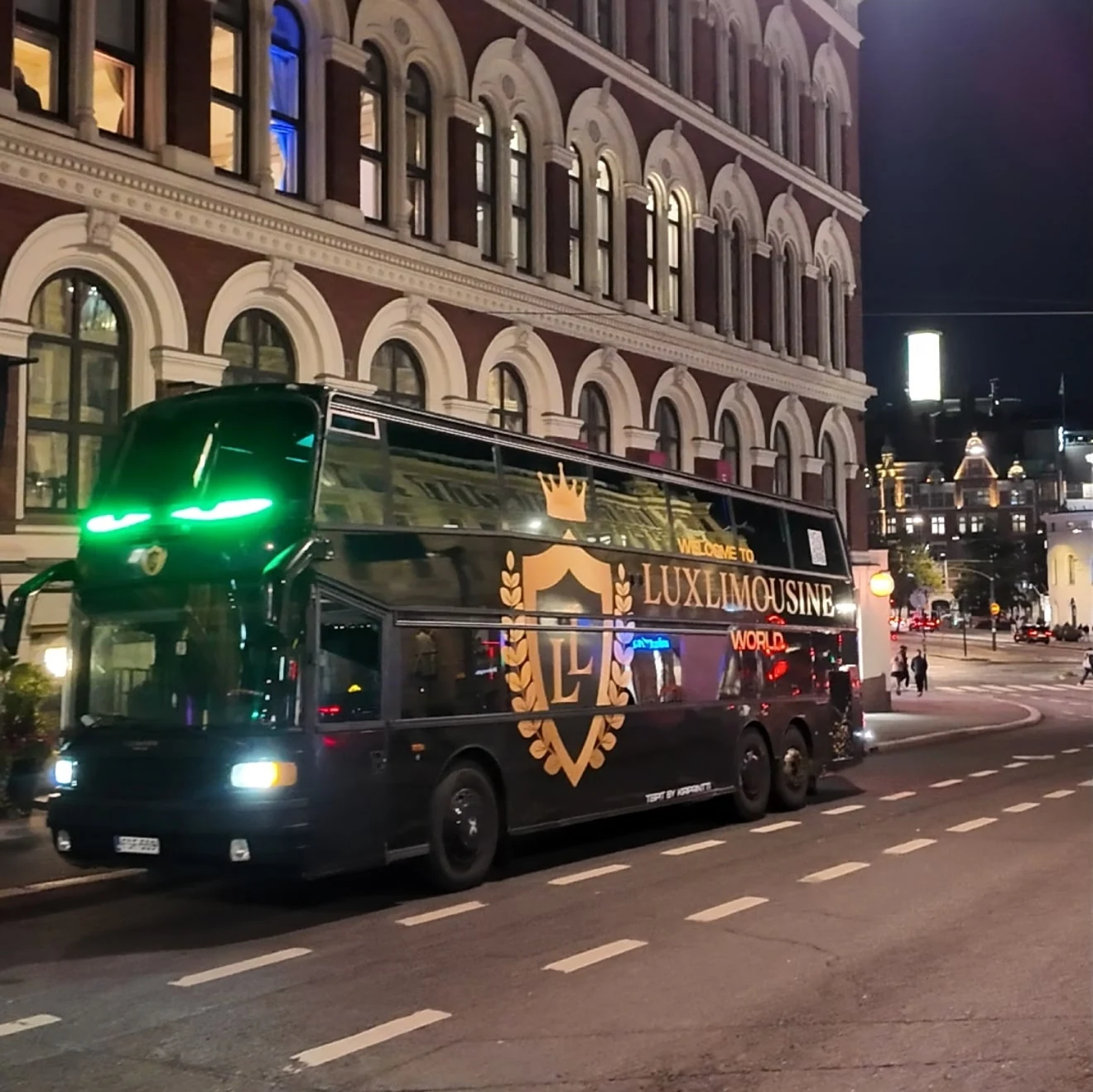 Musta Luxlimousine Partybus Helsingissä