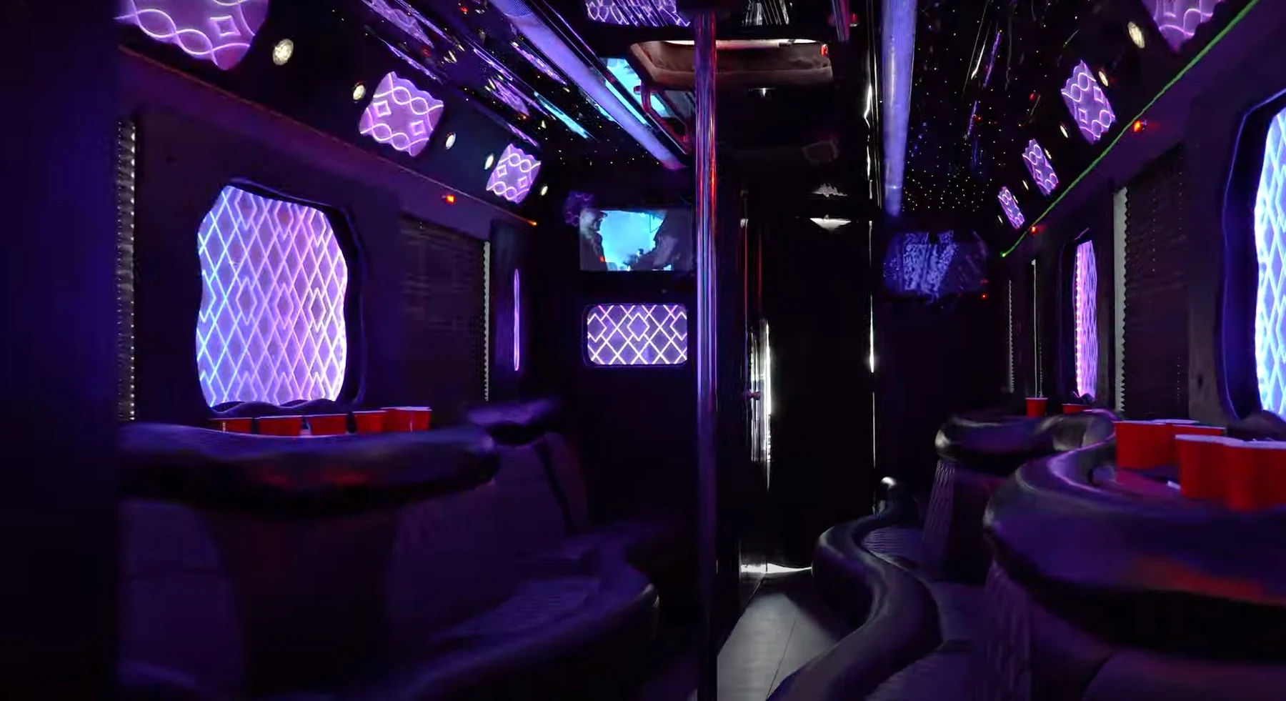 Luxlimousine Partybusin valaistu sisätila