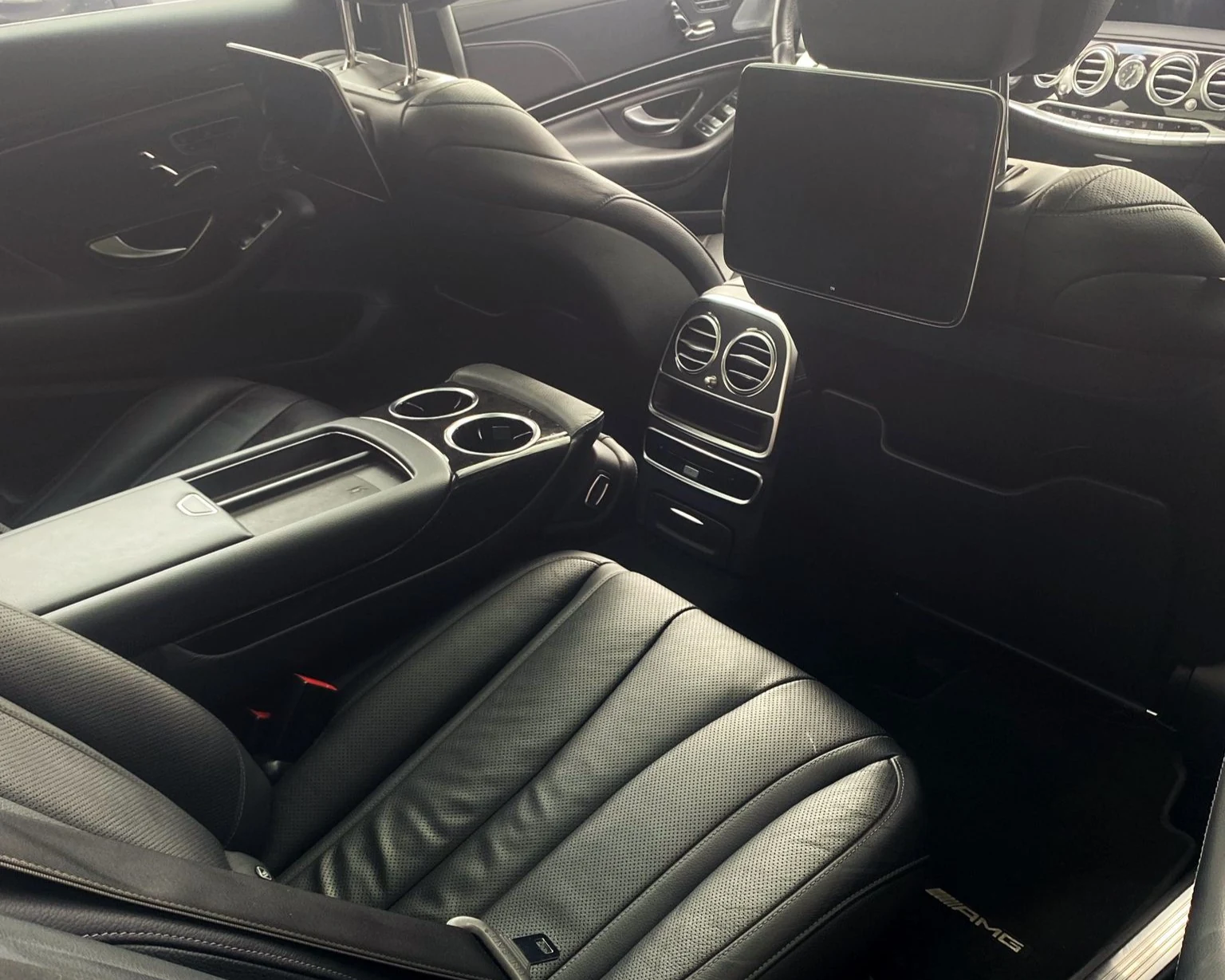 Mercedes-Benz S-Class musta sisätila