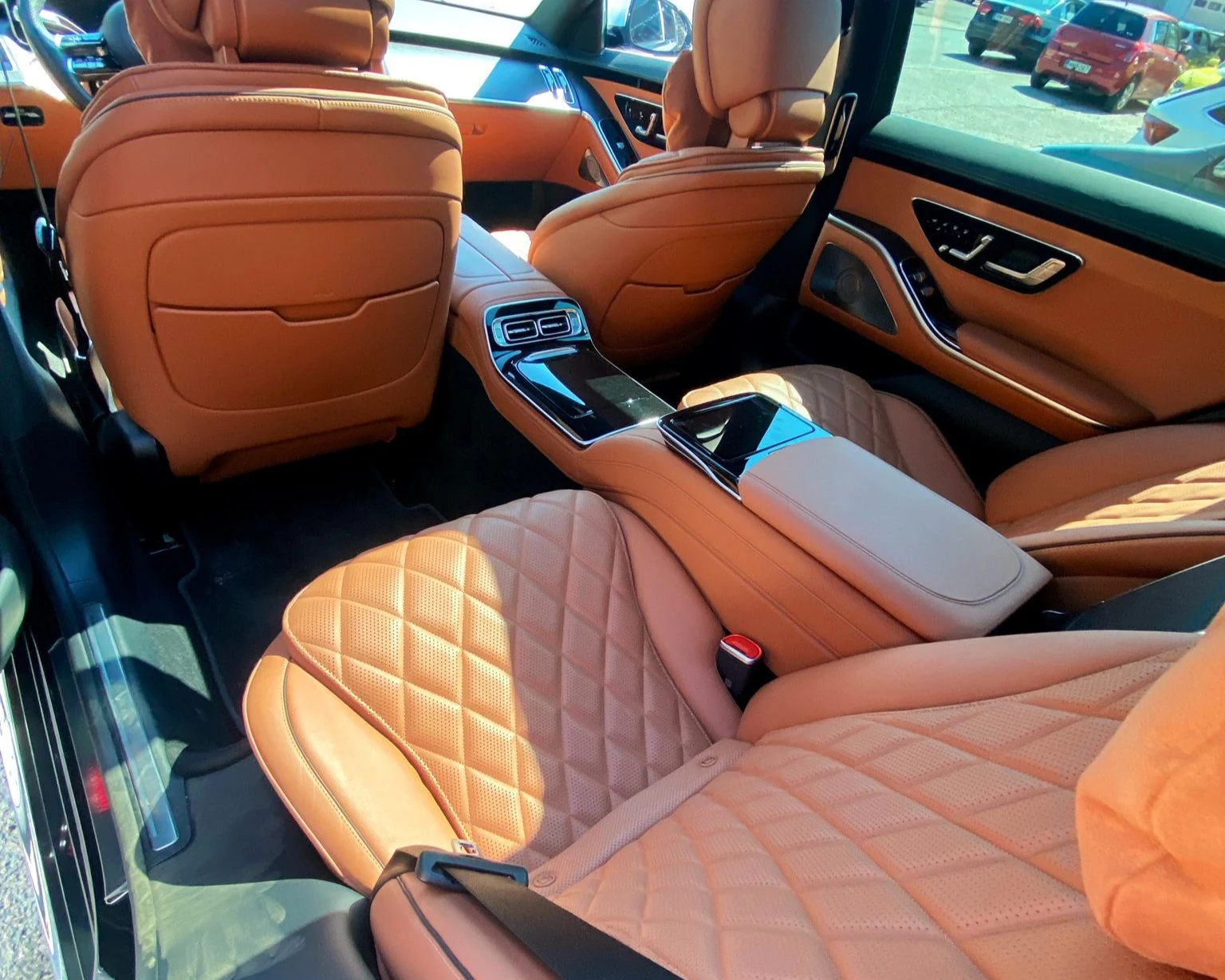 Mercedes-Benz S-Class ruskea sisätila