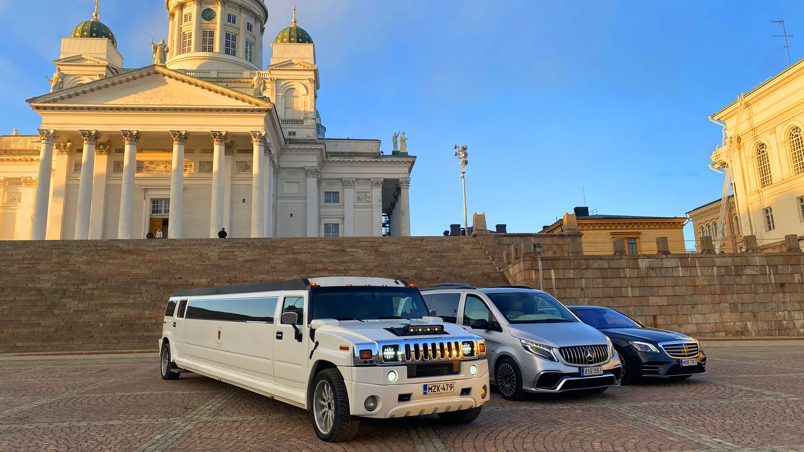 Hääautot Helsingin tuomiokirkolla